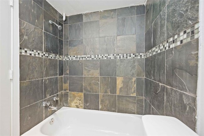 Building Photo - 2822 Briarhurst Dr