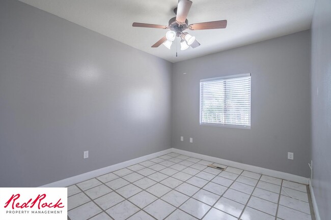 Building Photo - Ground-Level 2 Bedroom Condo. Pet Friendly!