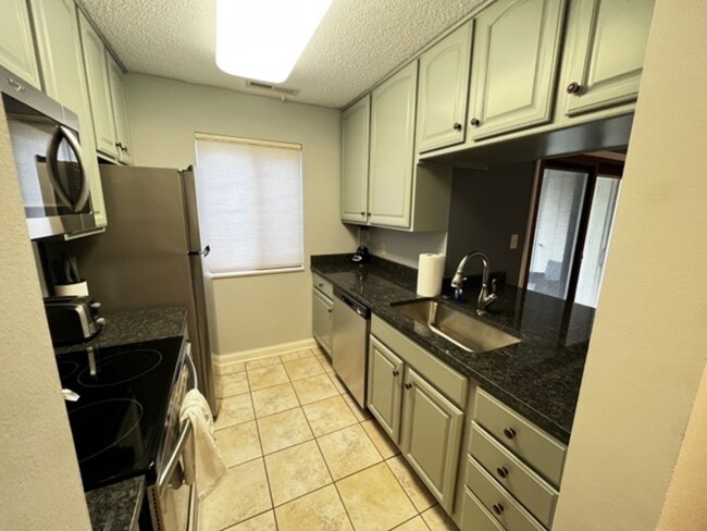 Building Photo - 2103 Melrose Dr