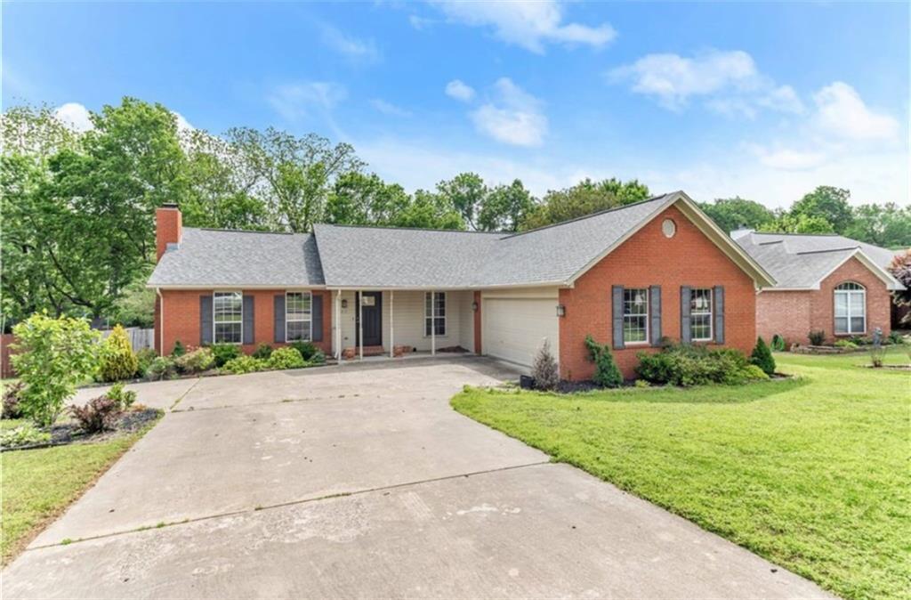 Primary Photo - 215 Bluff Dr