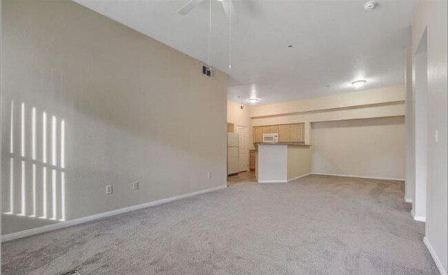 Foto del edificio - BEAUTIFUL 2 BED 2 BATH CONDO LOCATED ACROS...