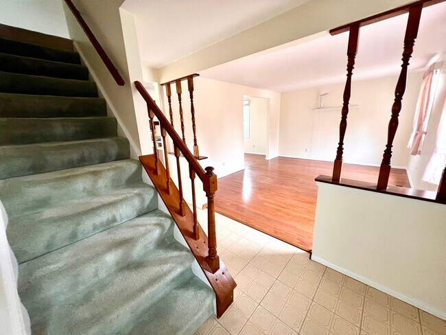 Building Photo - Beautiful Home - 3 Bedroom 2.5 Bathroom - ...