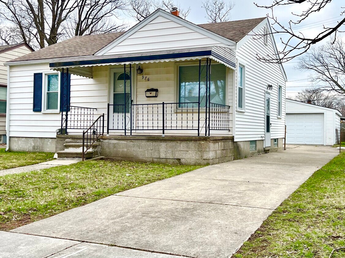 Primary Photo - 976 E Browning Ave