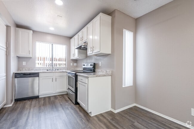 3BR, 2BA - 1,033SF - Kitchen - Riverdale Apartments