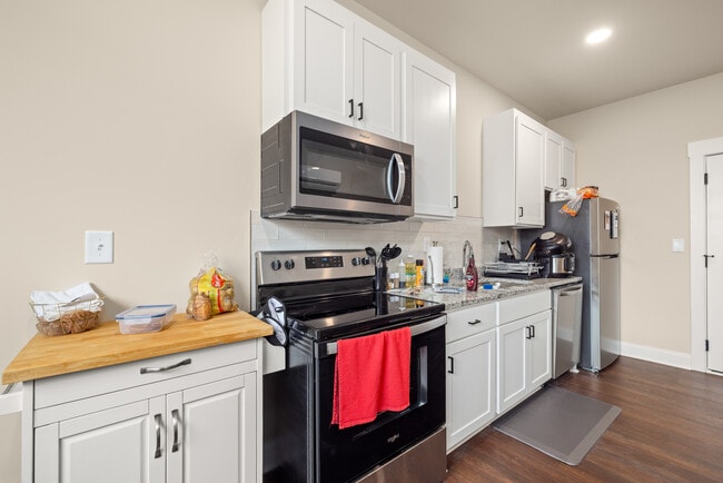 Building Photo - DT Cornelia Loft 3