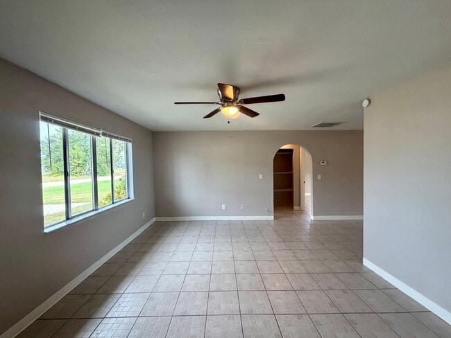 Building Photo - Updated 2 Bed / 1 Bath Duplex with Screened Lanai