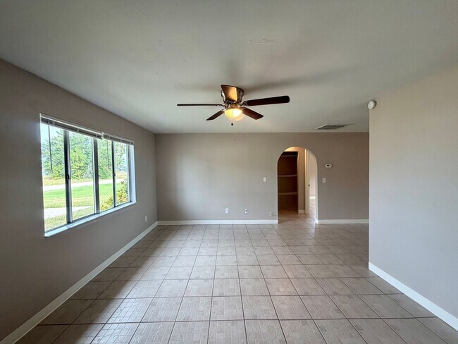 Foto del edificio - Updated 2 Bed / 1 Bath Duplex with Screened Lanai