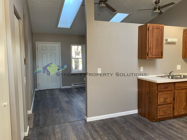Building Photo - Crestline Rental Available