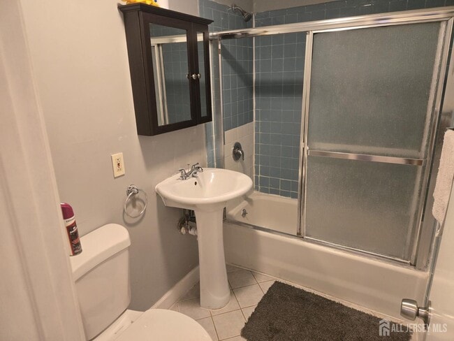 Building Photo - 143 College Dr