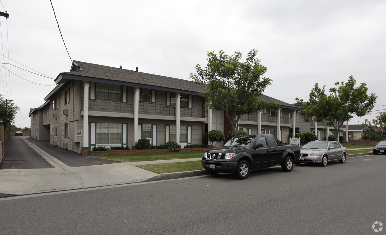 Primary Photo - Crescentwood Apartments