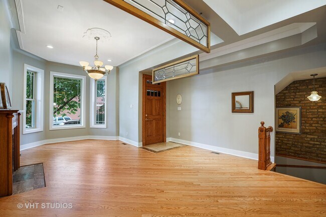 Building Photo - 3317 N Sheffield Ave