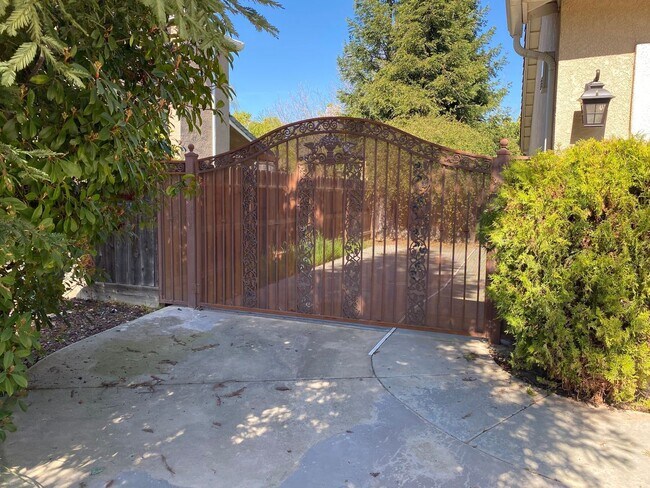 Foto del edificio - 5 br, 3 bath House - 2775 Jordan Ave