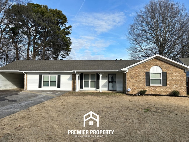Spacious 3BR Southaven Home w/ Sunroom, Hardwood Floors & Fenced Yard & Near Schools - Spacious 3BR Southaven Home w/ Sunroom, Hardwood Floors & Fenced Yard & Near Schools