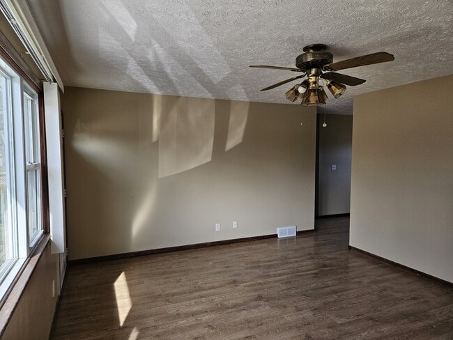 Building Photo - 1310 W Dakota St