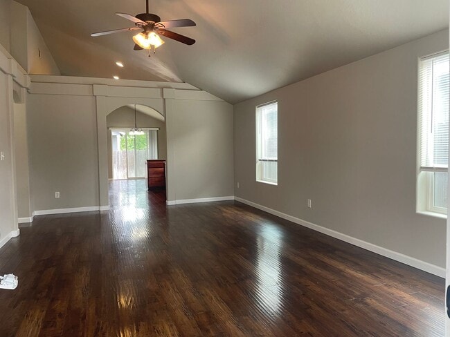 Building Photo - Beautiful 3 Bedroom 2 Bath Home Located in a Nice Medford Neighborhood