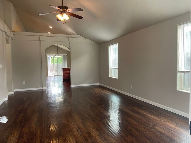 Foto del edificio - Beautiful 3 Bedroom 2 Bath Home Located in a Nice Medford Neighborhood