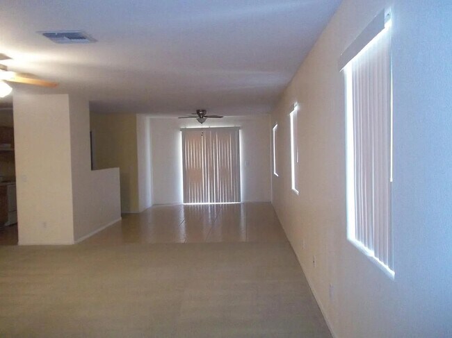 Foto del edificio - 1429 E Avenida Fresca