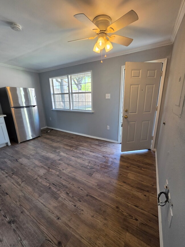 Kitchen/living room area - 502 Big Rock St
