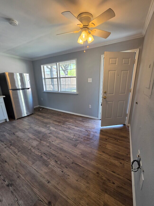 Área de cocina/sala de estar - 502 Big Rock St