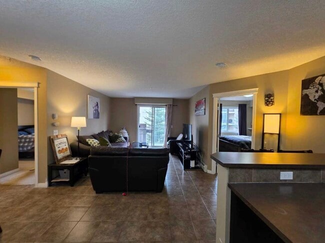 Photo du bâtiment - 2B/2B Condo in McKenzie Towne (2 Titled Parking Stalls)  (IP030)