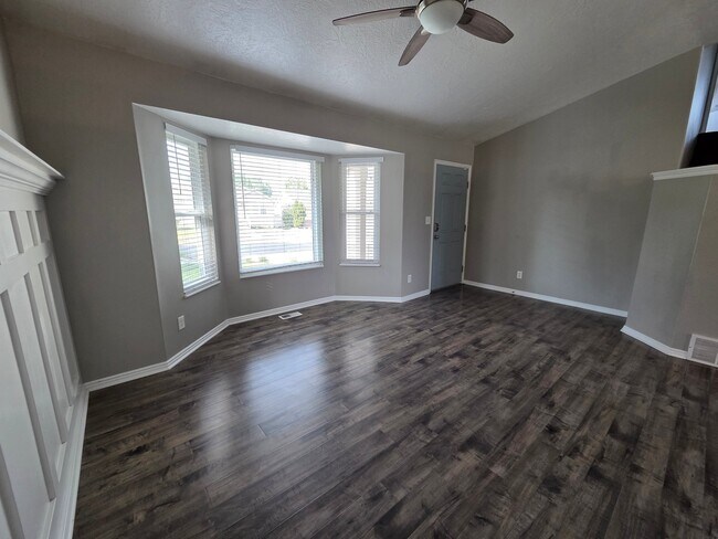Building Photo - 247 Vineyard Way N