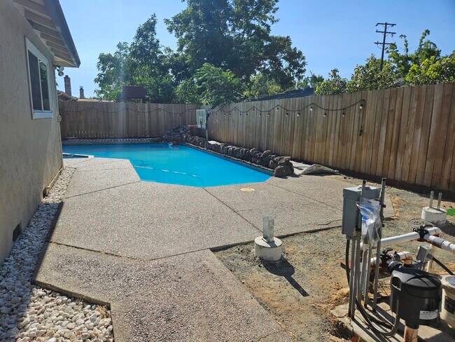 Building Photo - 978 Walnut Dr