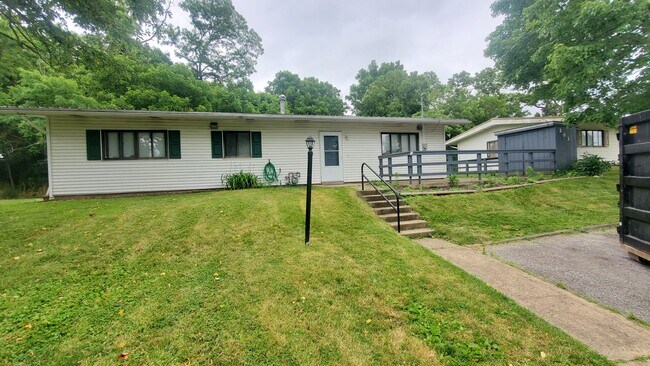 Foto del edificio - Finleyville 3 Bedroom 1.5 Bath Ranch $1,50...