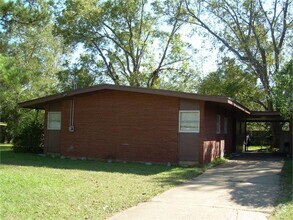 Building Photo - 1908 Skylane Dr