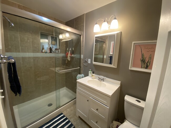 Shared bathroom - 2232 Lincoln Park Ave