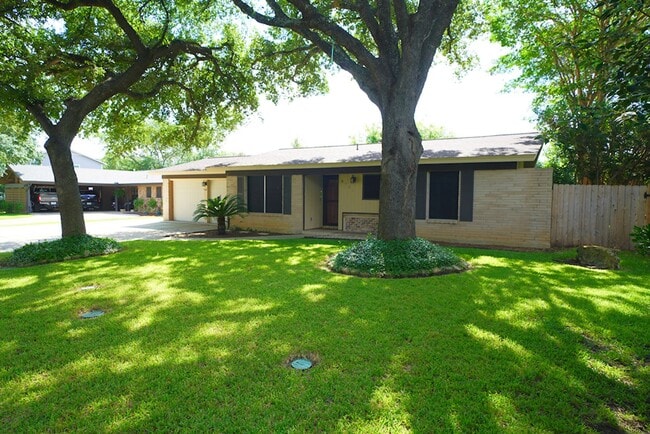 Foto del edificio - Updated Northeast Park Home Near Loop 410 - Realtor Commission: $500
