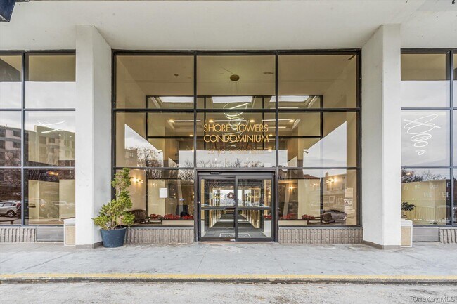 Foto del edificio - 25-40-40 Shore Blvd