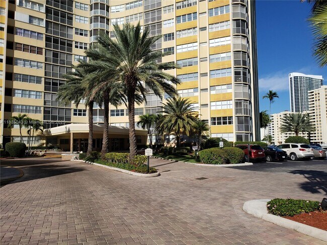 Foto del edificio - 100 Golden Isles Dr