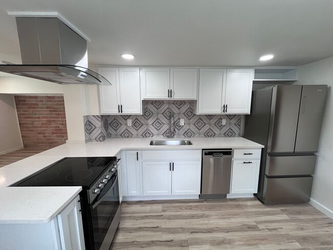 Building Photo - Just renovated! Stunning High-End Finishes!