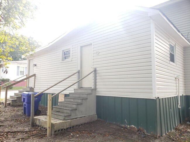 Building Photo - 1500 W 4th St