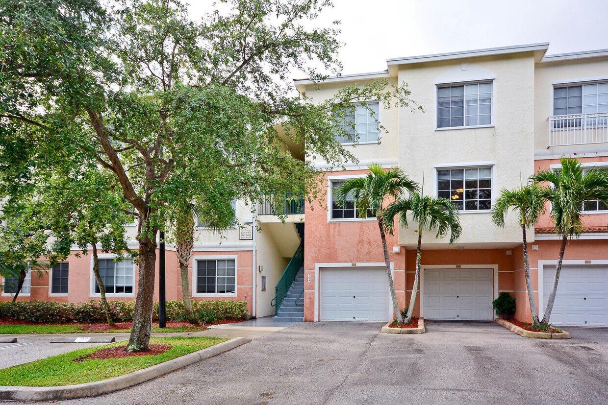 Foto principal - 6203 Myrtlewood Cir W