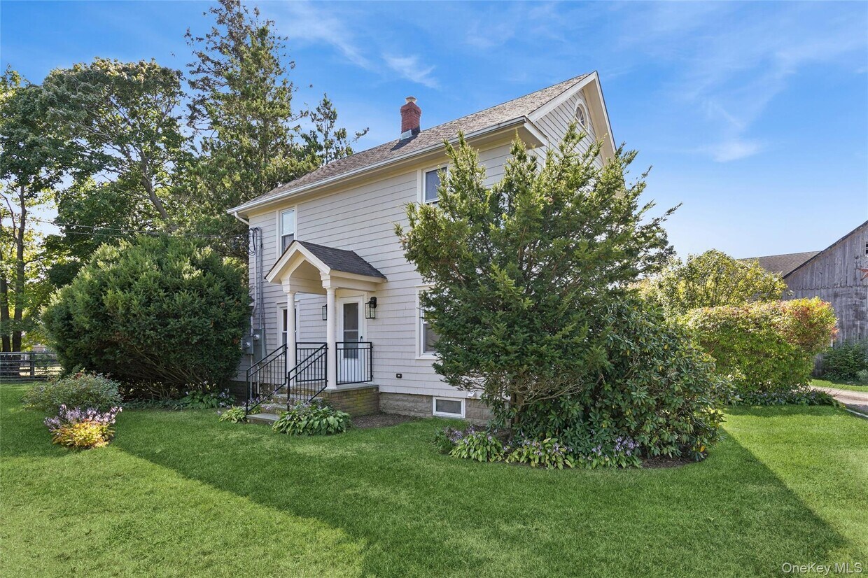 Foto principal - 335 Herricks Ln