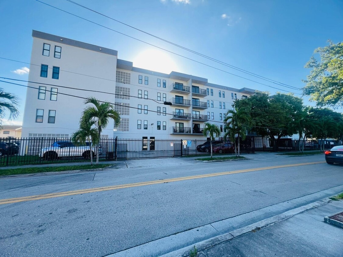 Foto principal - 6950 W 6th Ave