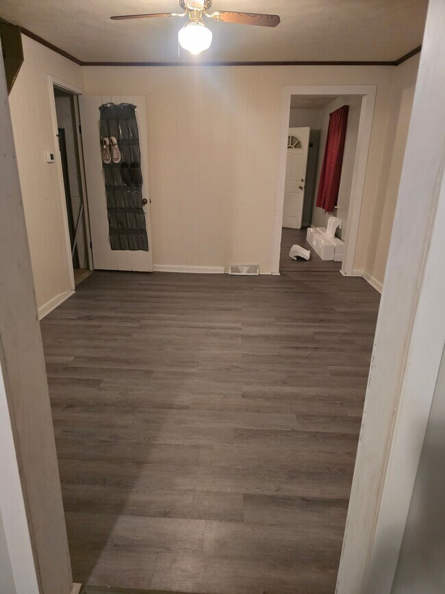 Foto del edificio - 214 Old School Rd