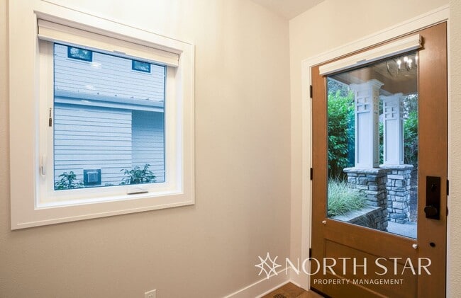 Building Photo - Newer Duplex in the Heart of Lake Oswego.