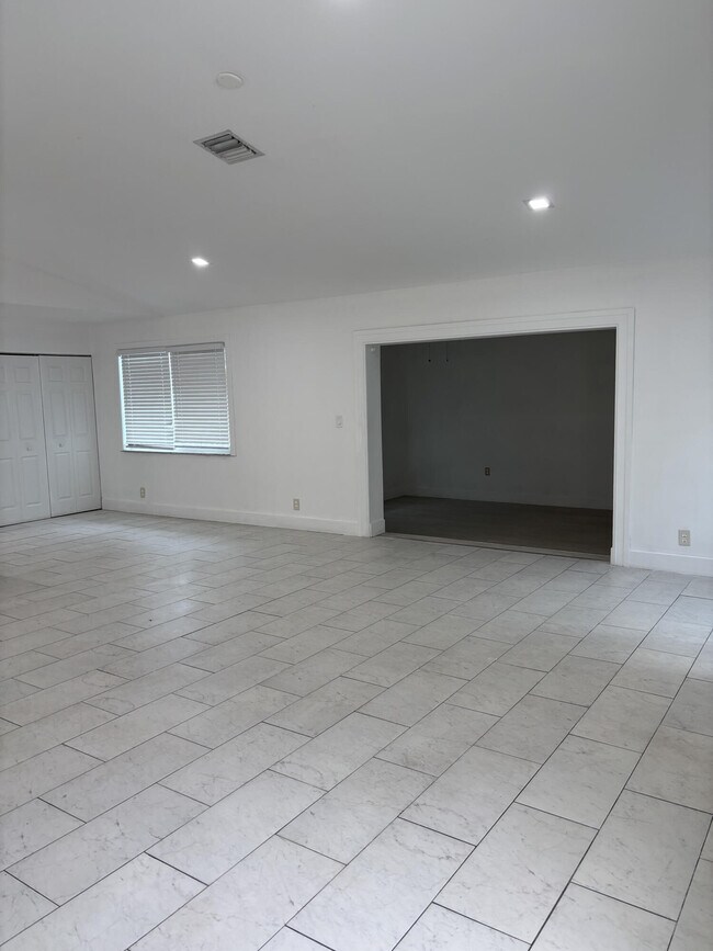 Foto del edificio - 4930 NW 85th Terrace