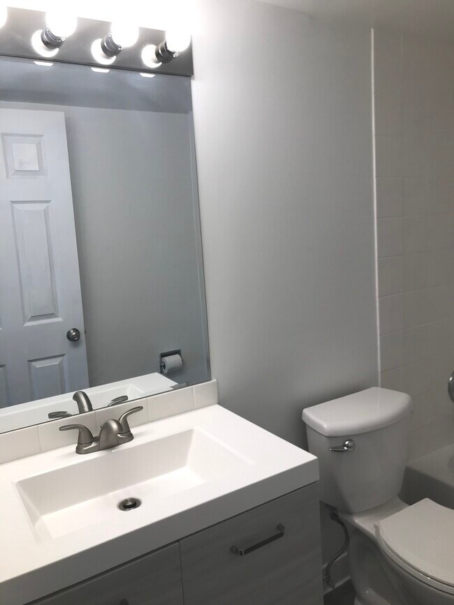 Foto del edificio - 256 Shorewood Dr