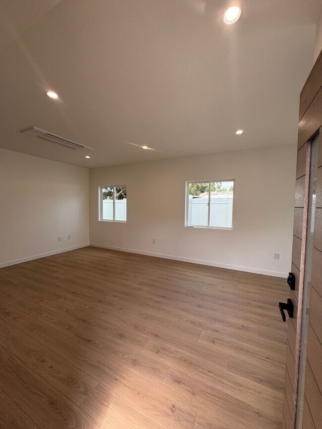 Foto del edificio - Spacious 1000 Sq. Ft. First-Floor Back ADU...