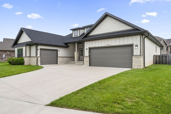 Building Photo - Beautiful 3 Bedroom Home w/ Flex Room!
