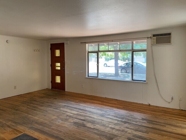 Foto del edificio - STUDENTS WELCOME! Cute 3-Bedroom / 1-Bath Home w/ Spacious Fenced Yard