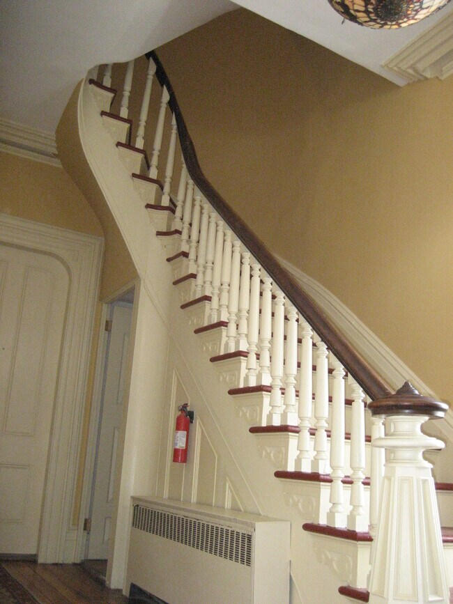 escalera a los apartamentos - 2587 South Ave