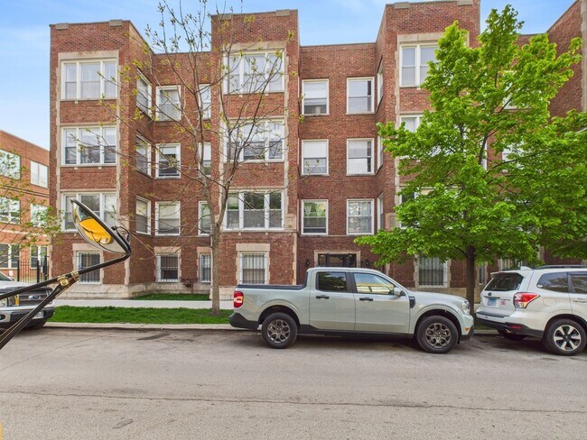 Foto del edificio - 6750 N Greenview Ave