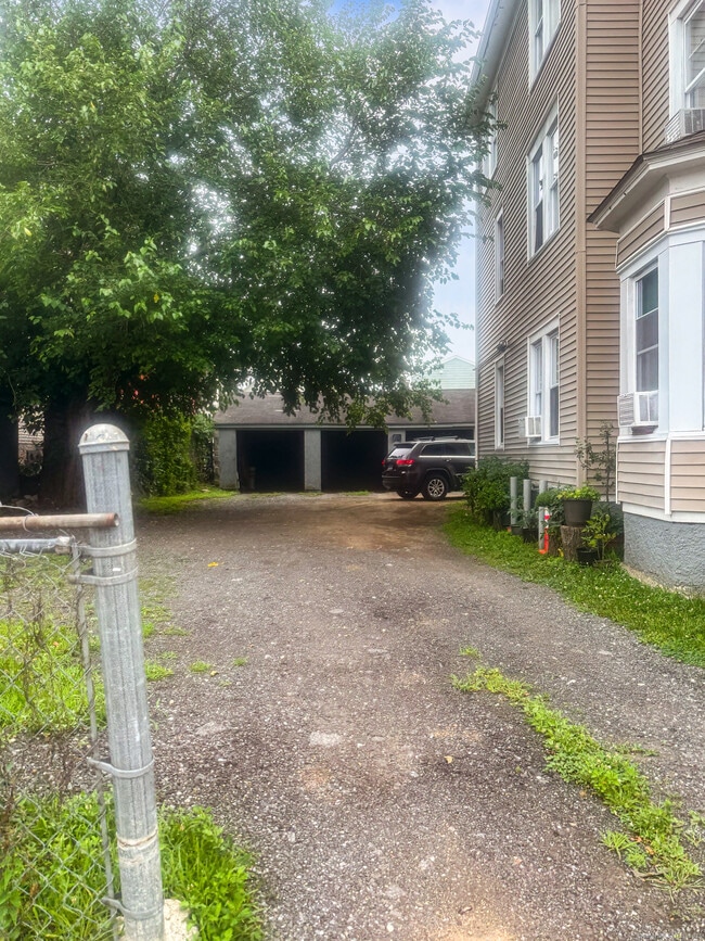 Building Photo - 612 Shelton St