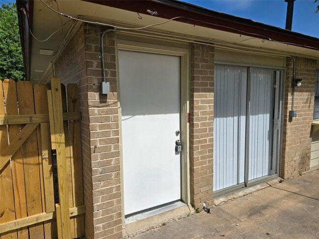 Building Photo - 202 Northcrest Cir