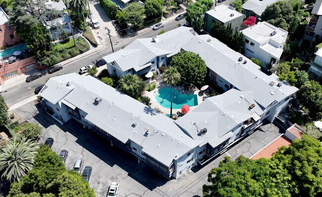 Beautiful courtyard with large pool - 6400 Primrose Ave