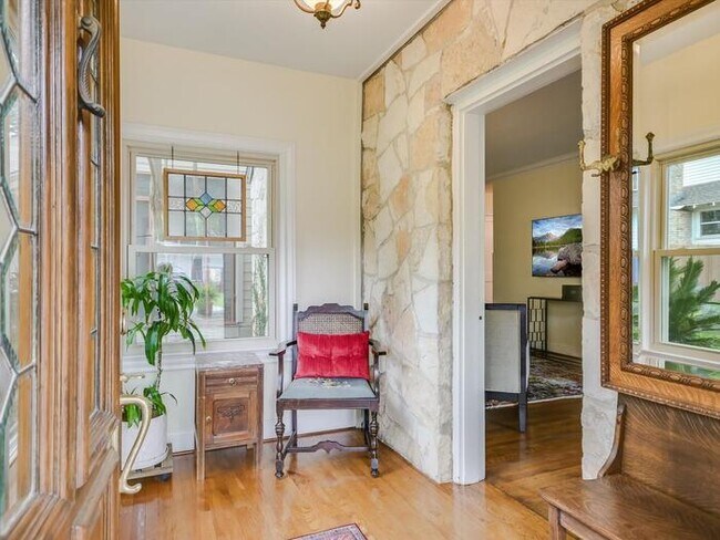 Building Photo - Charming 4 beds 4 baths in Austin!